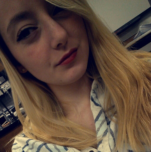 Profile Picture of Sam Lesniewski (@sassy0401) on Poshmark