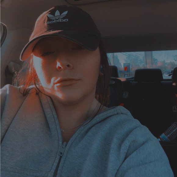 Profile Picture of Ariel Robbins (@arielloves2buy) on Poshmark