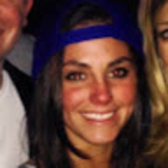 Profile Picture of Tara Scieszinski (@tarascieszinski) on Poshmark