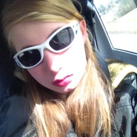 Profile Picture of Elisabeth Hopperton (@shebia17) on Poshmark