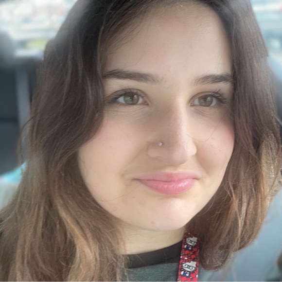 Profile Picture of Melissa Hahn (@melissamarissa) on Poshmark