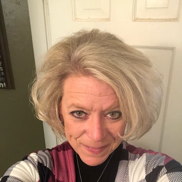 Profile Picture of Stacie Stringfellow (@staciestringfel) on Poshmark