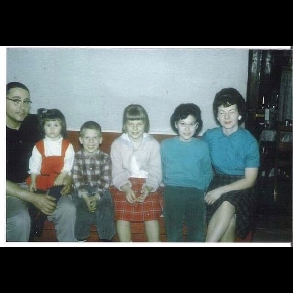 Profile Picture of Lorreen Trucinski (@lorreen50) on Poshmark