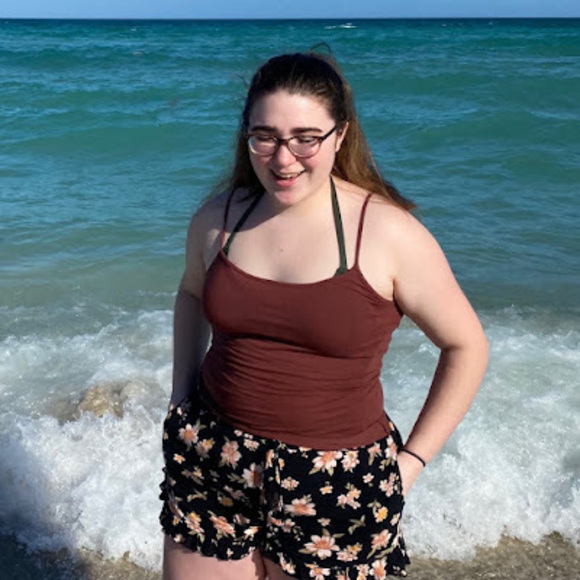 Profile Picture of Zoe Aveyard (@zoaveya2) on Poshmark