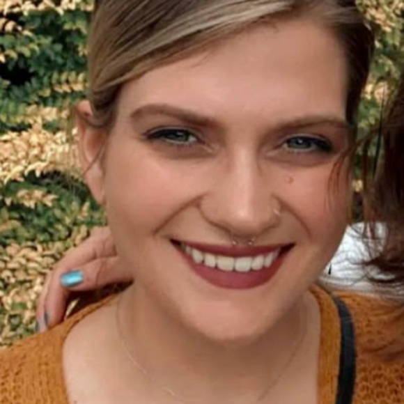 Profile Picture of Miranda Ruth (@mirandakruth) on Poshmark