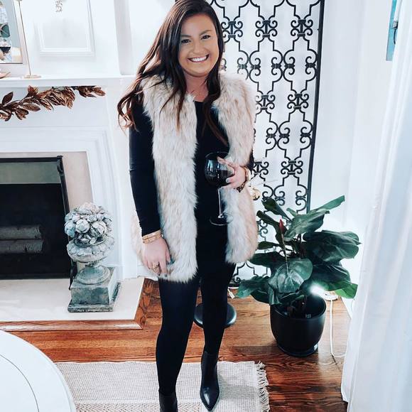 Profile Picture of Lily Roberts (@lily_roberts) on Poshmark