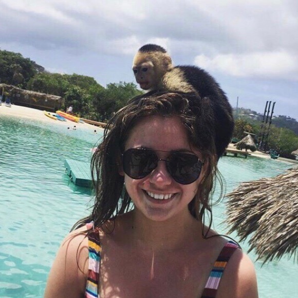 Profile Picture of Avery Benzinger (@averybenzinger) on Poshmark