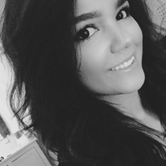 Profile Picture of Aliye Ready (@aliyeready) on Poshmark
