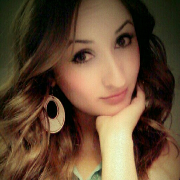 Profile Picture of Maria Fonseca (@mariav0088) on Poshmark