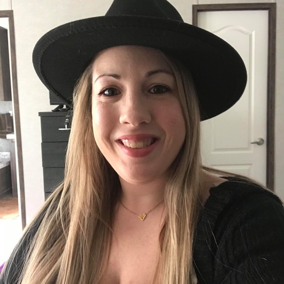 Profile Picture of Danielle Lafrancesca (@danilala44) on Poshmark