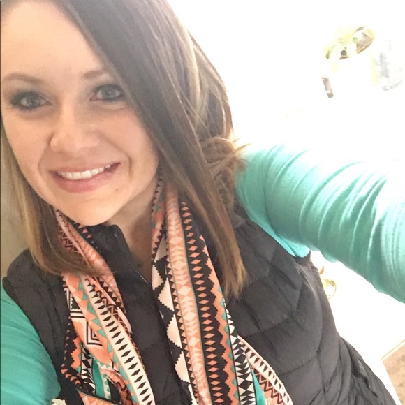 Profile Picture of Tanya Garner (@garnercrew) on Poshmark