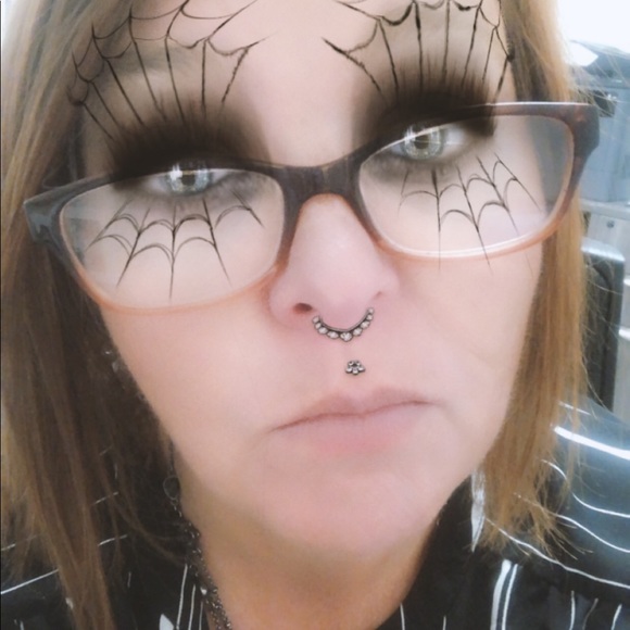 Profile Picture of Tonya Vidtor (@tonyavictor) on Poshmark