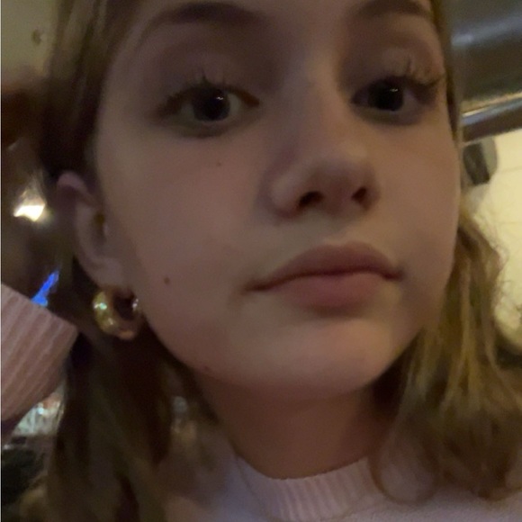 Profile Picture of Chloe Blette (@chloeblette) on Poshmark