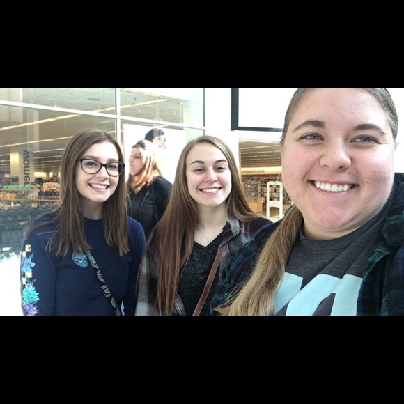 Profile Picture of Natalie Krezinski (@kreznat) on Poshmark