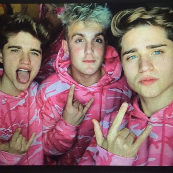 Profile Picture of Mikaela Martinez (@mik11404) on Poshmark