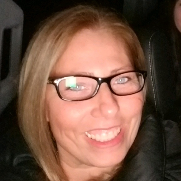 Profile Picture of Lillian Leon (@lleon105) on Poshmark