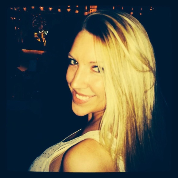 Profile Picture of Christina Bolger (@ultragirl25) on Poshmark