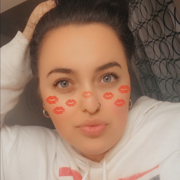 Profile Picture of Sydney Duerksen (@sydneydeee917) on Poshmark