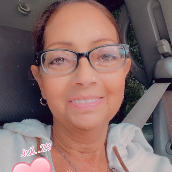 Profile Picture of Laura Peterpaul (@laurapeterpaul) on Poshmark