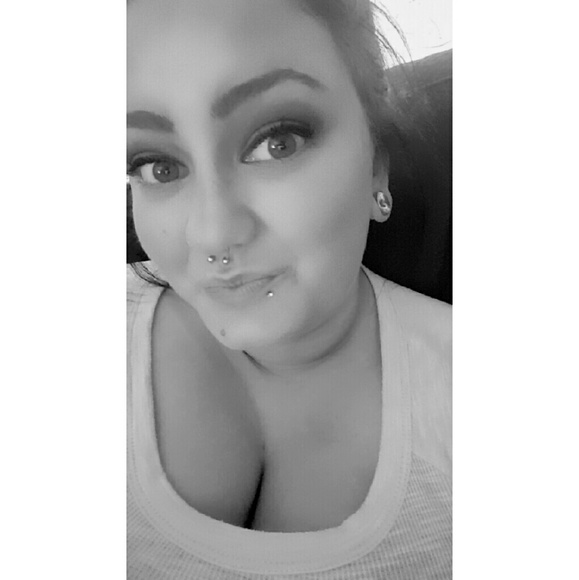 Profile Picture of Haley Cutshall (@haleybeannnn) on Poshmark