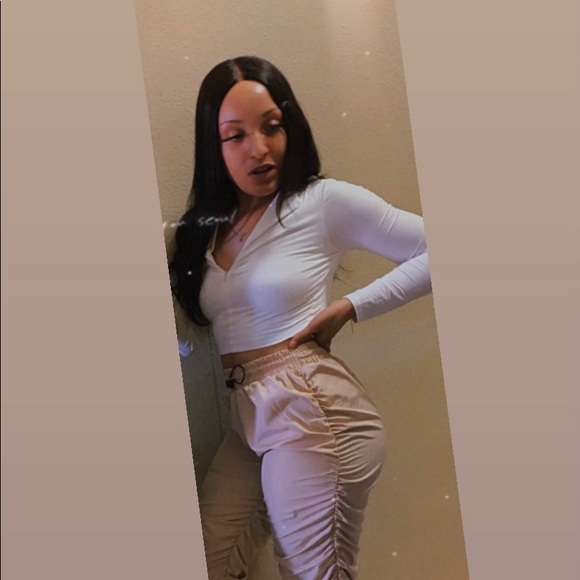 Profile Picture of Quencya Savoy (@quencyasavoy) on Poshmark