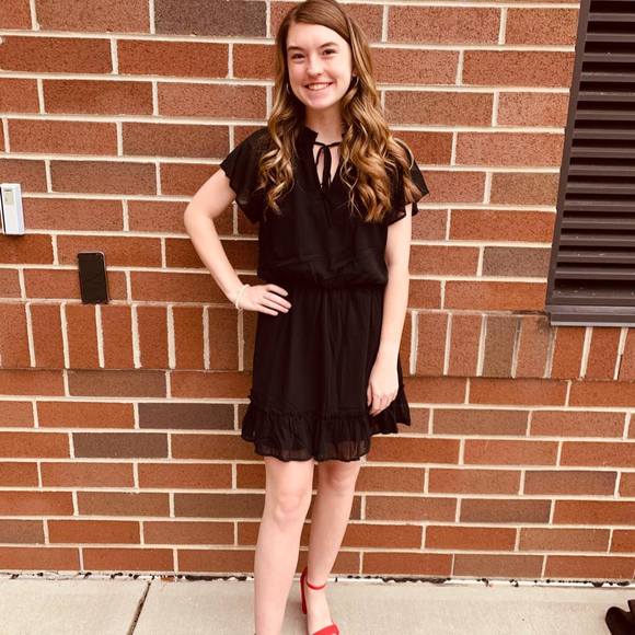Profile Picture of Emily Howard (@18enhoward) on Poshmark