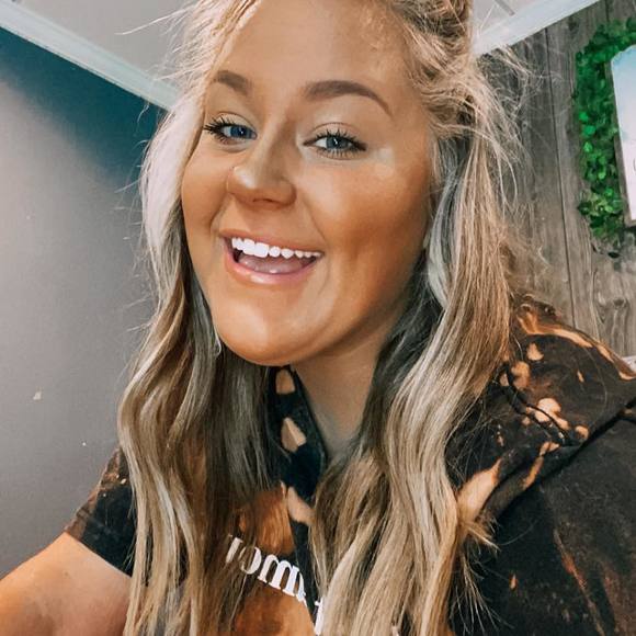 Profile Picture of Kenzie Vanderhorst (@makattak24) on Poshmark