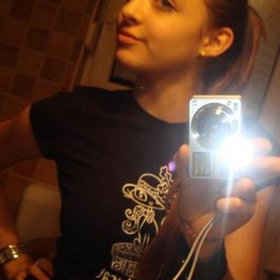 Profile Picture of Paula (@pauladorris) on Twitter