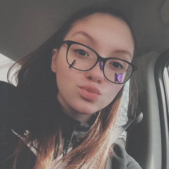 Profile Picture of Alisa Labuz (@alisalabuz) on Poshmark