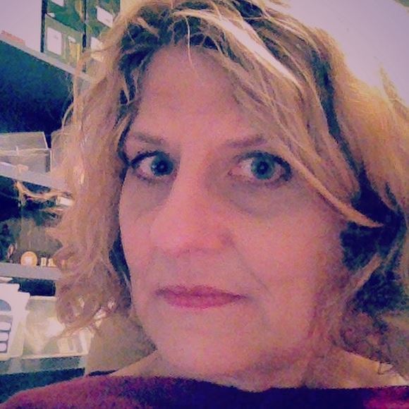 Profile Picture of Julia Avery (@juliaavery) on Poshmark