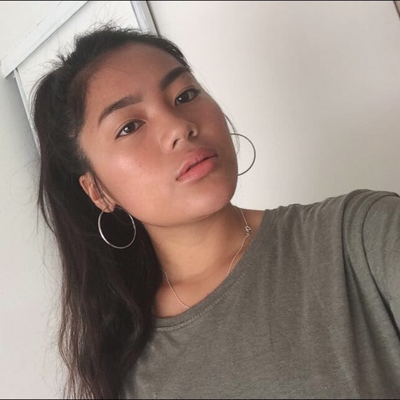 Profile Picture of Erin Gonzales (@erjnsparkl) on Poshmark