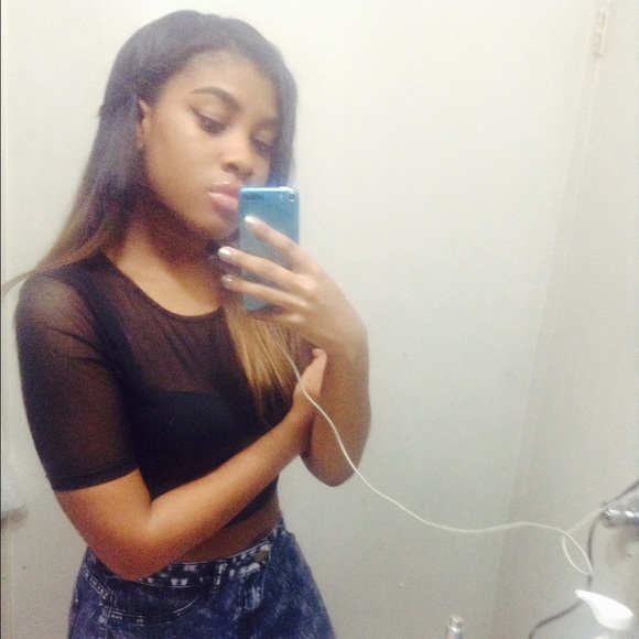 Profile Picture of Dominique Rickenbacker (@dominique_xoxx0) on Poshmark