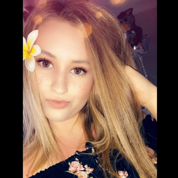 Profile Picture of Lindsay Nissen (@lindsay_nissen) on Poshmark