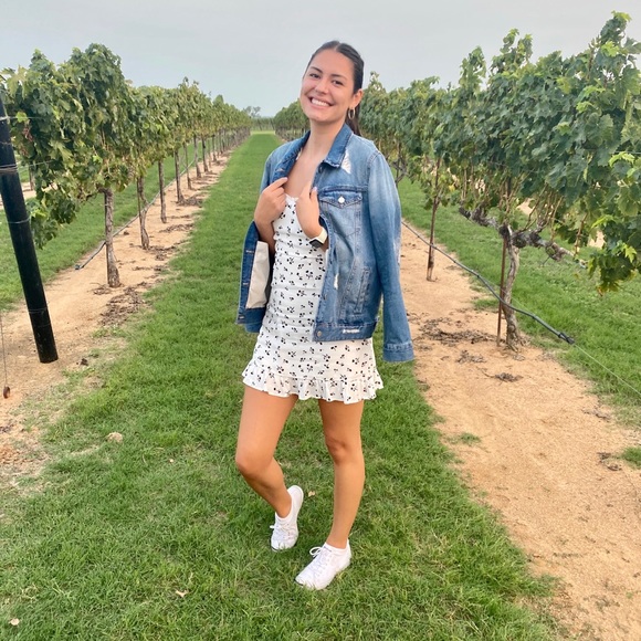 Julia Valenzuela - Poshmark Profile Picture of Julia Valenzuela (@juliaval829) on Poshmark