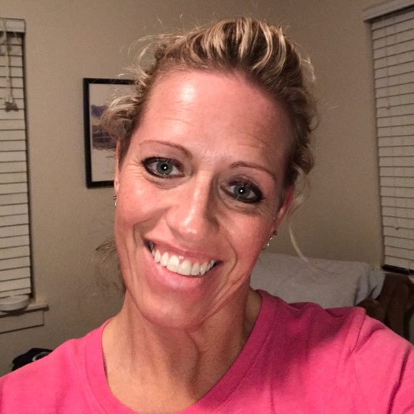 Profile Picture of Lisa Engberson (@pinkpokadots) on Poshmark