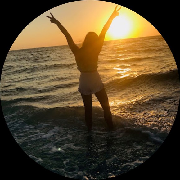 Profile Picture of Leah Bessmer (@leah_bessmer) on Poshmark