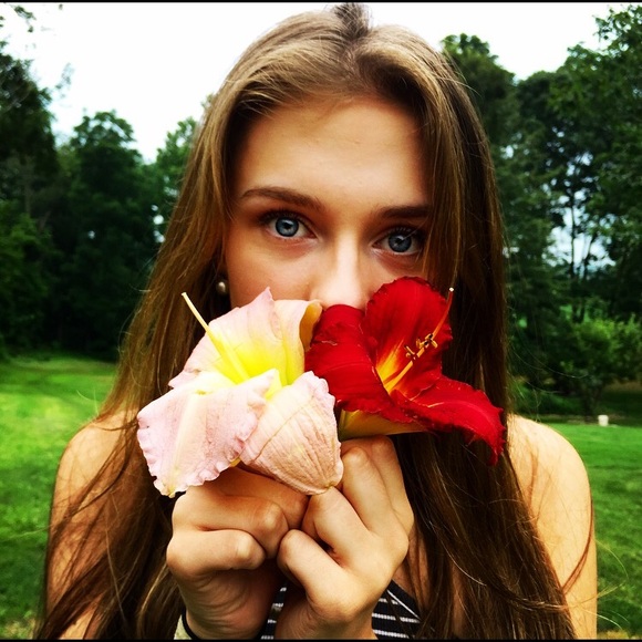 Profile Picture of Emily Mccomsey (@em_mcsey) on Poshmark