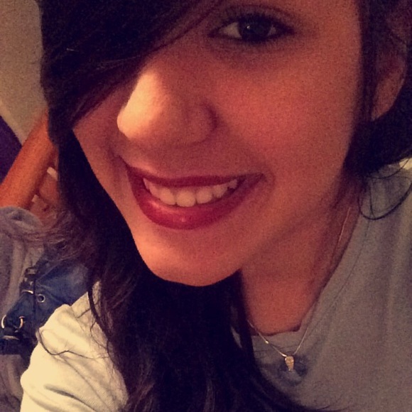 Profile Picture of Carolina Quintero (@kquinteroo) on Poshmark