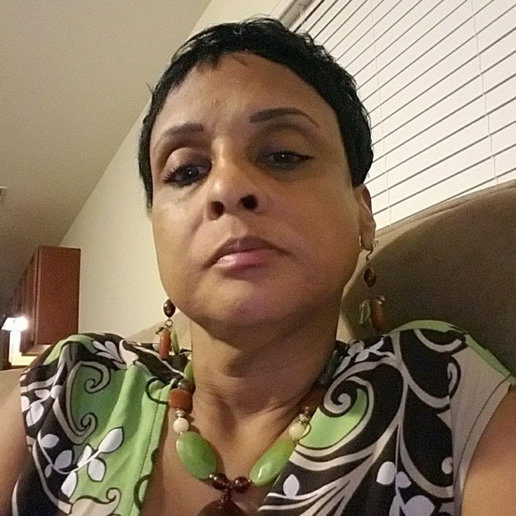 Profile Picture of Adrienne Wright (@adriennew02) on Poshmark