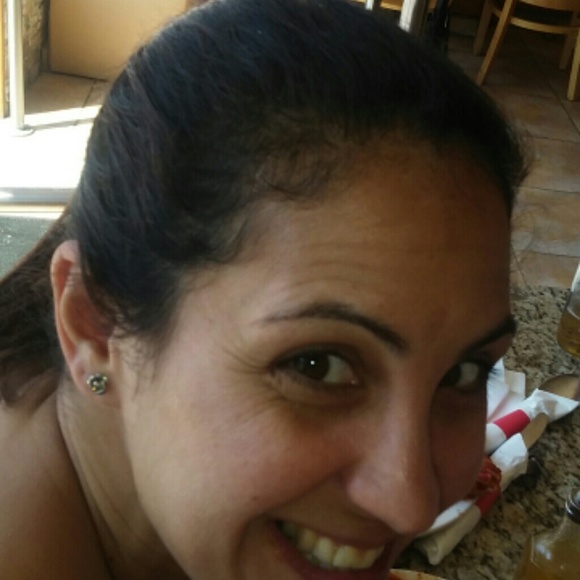 Profile Picture of Luz Arroyo (@luzarroyolopez) on Poshmark