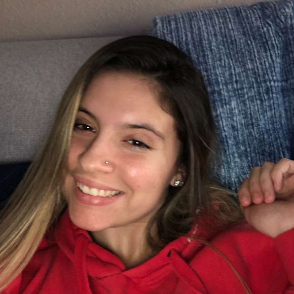 Profile Picture of Gianna Guebara (@gianna_rose13) on Poshmark