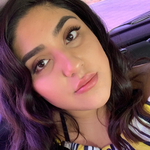 Profile Picture of Alondra Inzurriaga (@ainzurri) on Poshmark