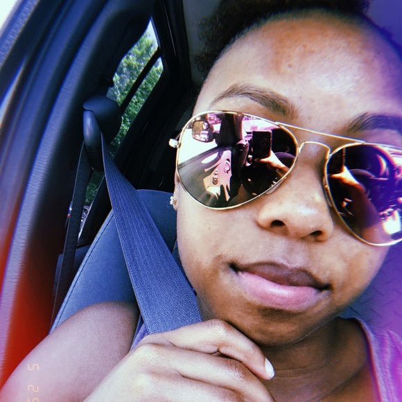 Profile Picture of Seanna Barrett (@seannabarrett) on Poshmark