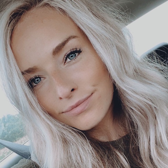 Profile Picture of Kiersten Christianson (@kchristiansonnn) on Poshmark