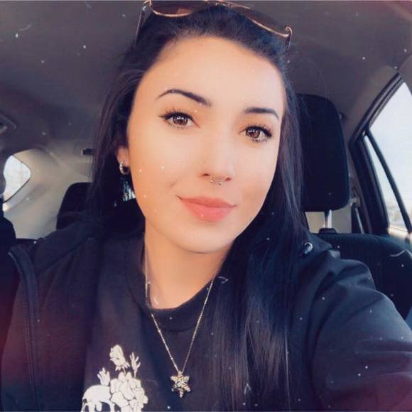 Profile Picture of Brittany Canessa (@brittanycanessa) on Poshmark