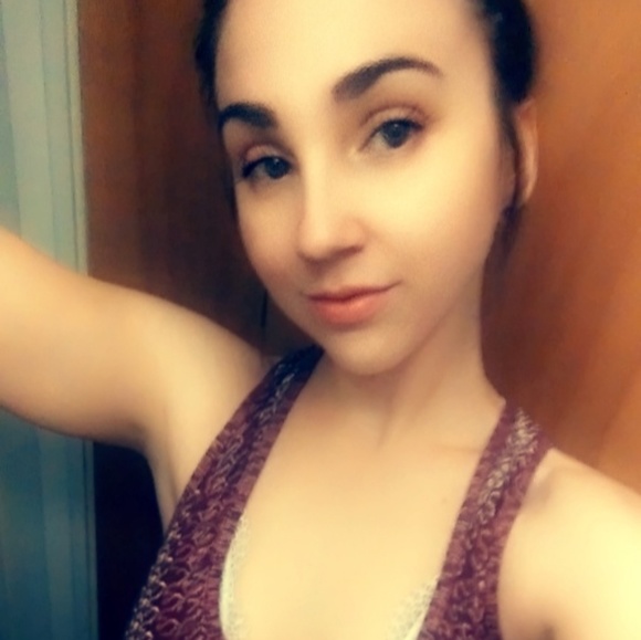 Profile Picture of Alexis Croft (@alexiscroft44) on Poshmark