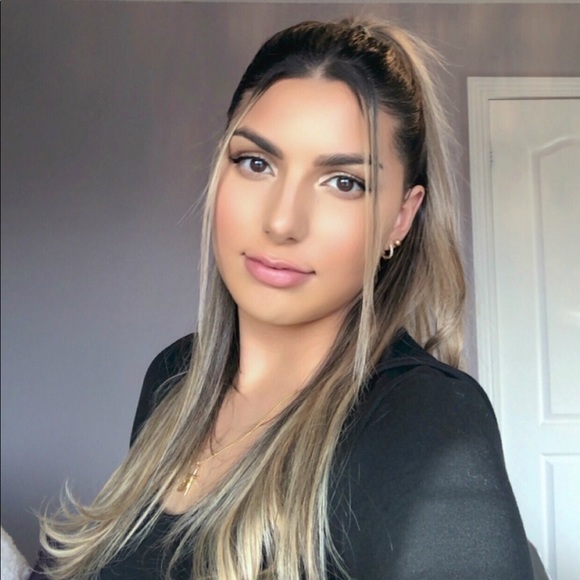 Profile Picture of Michelle Travassos (@m_travassos) on Poshmark