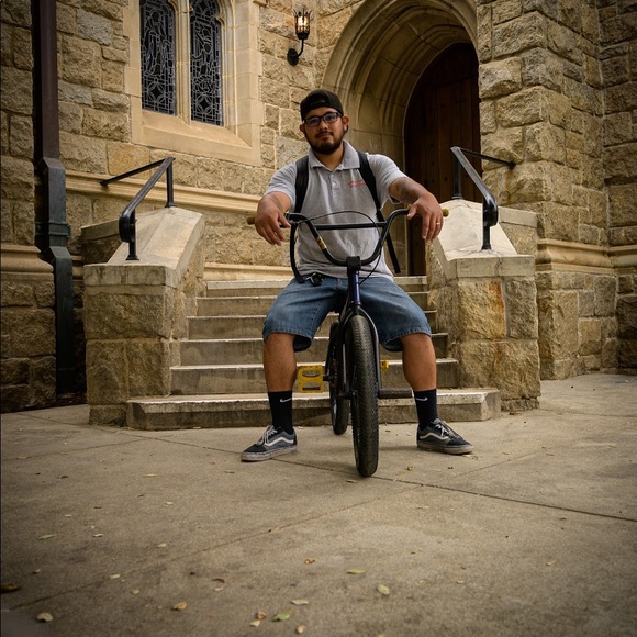 Profile Picture of George Chavez (@chavezgeorge465) on Poshmark