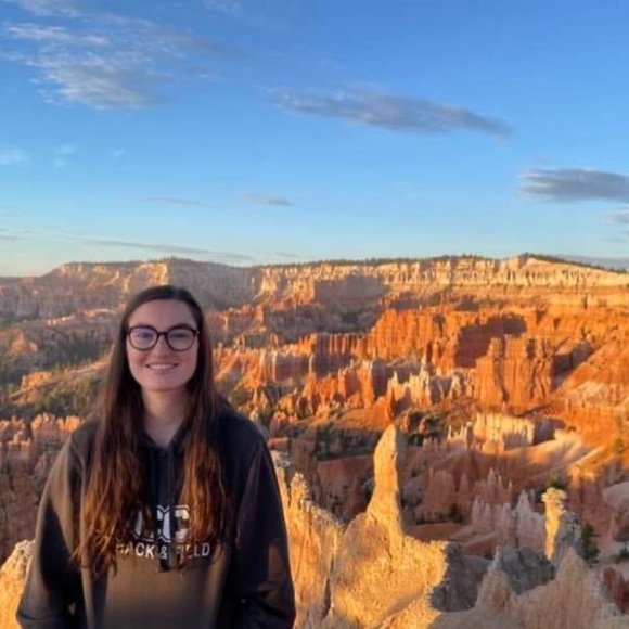 Profile Picture of Olivia Landers (@olivialanders1) on Poshmark