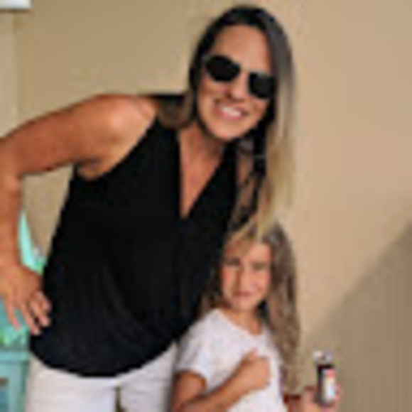 Profile Picture of Lindsey Fosson (@linzy812) on Poshmark